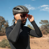 Cykelhjelmen er nem at justere hvilket gør at den er ideel hvis i er flere der skal deles om hjelmen. Stropperne under hagen gør den nem at justere, sammen med skruen i nakken. Dette sikre at jeres kollegaer kommer sikkert frem når de bruger jeres Speed pedelec.