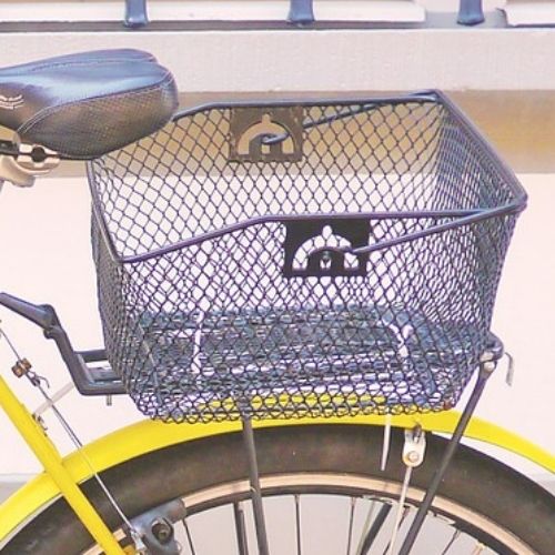 Stor og rummelig cykelkurv. Giver jer mulighed for at have vare med rundt. Giver jer også mulighed for at øge komforten på jeres cykeltur,  når i slipper for at have tasken på skuldrene.